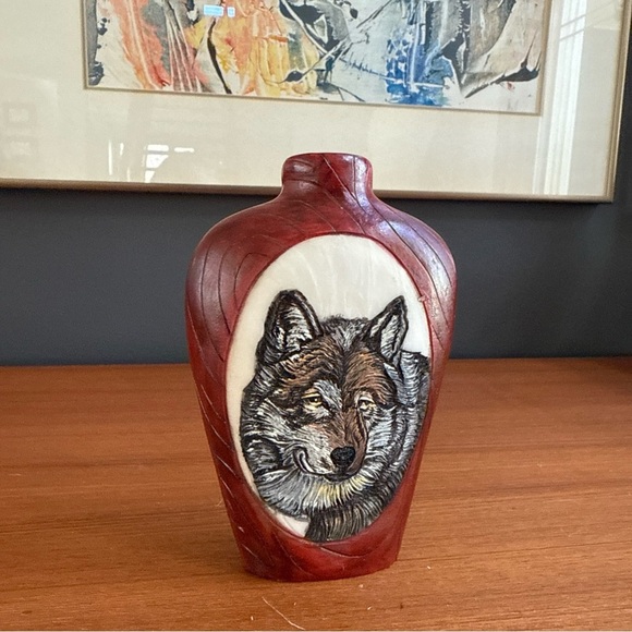 VINTAGE HAND PAINTED WOLF CARVING RESIN RED BOTTLE Vase COLLECTIBLE - Picture 2 of 7